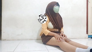 An Indonesian girl goes back to school