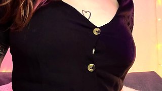 Big boob brunette masturbates on webcam