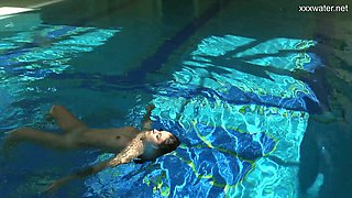 Sexy mermaid Puzan Bruhova performs her hot underwater show
