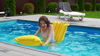 Solo babe Milka Wey plays in the pool and drops her sexy bikini