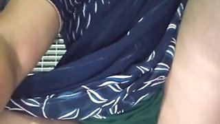 Desi bhabhi ne kursi pe beth ke apni chooth ke maje liye