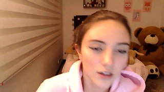 Cute amateur teen girl toying her pussy in bed on cam