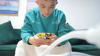 Amateur jungler has made a date with a pretty girl on the sofa 1