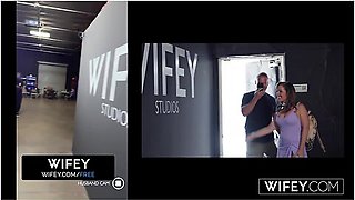 Stunning Hotwife Amy Lynne Holds Hubby-to-bes Hand As She Takes A Huge Bbc - Hollywood Cash