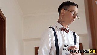 Nicole Wonder waits for her man to make his move - A maturecougar's wildest seduction