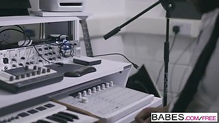 Beauties - office obsession - finest sole forward starring Julia De Lucia and Max Deeds clip