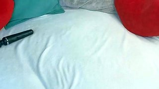 Cute camwhore with nice tits and ass