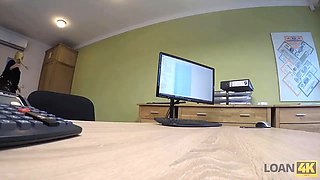 Loan4k. agente inmobiliario deja que el trabajador del banco la penetre para un préstamo