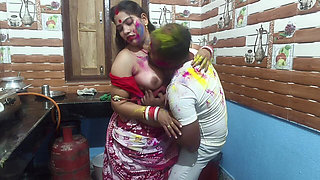 Beautiful Bengali Bhabhi Enjoy Holi Special with Her Neighbours Applied Lot of Colors in Hindi