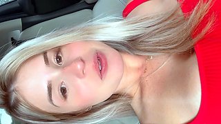 Com a bucetinha escorrendo loira safada se masturba até