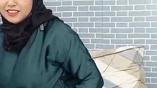 Hot Muslim Girl Got Distracted After Seeing Landlords Big Cock