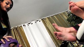 Amateur Foot Fetish Girlfriend Sucks and gives a Footjob