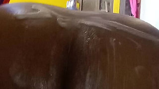 I secretly took a video of my girlfriend taking a bath in the bathroom. She's so beautiful.