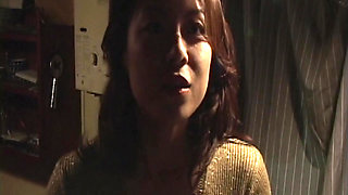 P135G06 A beautiful proprietress running a small nomiyaku with only a counter in Kabukicho. A sensual drama about a touting man and a man chased by debt collectors in the chaotic Showa-era Shinjuku!