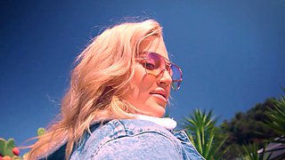 Big ass blonde teen showing of hot body