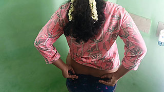 Married Mallu Aunty Showing Hot Structure Romance with Jasmine
