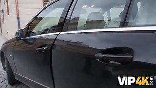 Vip4k. beauté en robe de mariée suce une nibble d'étrangers et se fait baiser