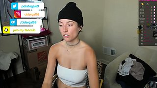 Amateur Webcam Cute Teen Plays Solo with Big