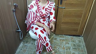 Hindi Teen Stepson Sneakes Behind Stepmom Changing Clothes and She Likes This in Hindi Audio