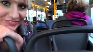 Deutsche Amateure geben Gruppen-Blowjob im Bus