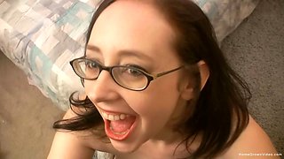 Amateur Sex in pantyhose seduces and blows her photographer