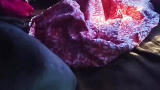 Bus Me Mere Pas Bethi Ladki Ne Kapde Padle Or Mera Lund Hath Me Pakad Liya