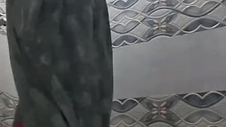 Desi bhabhi bathroom me naha rahi h...