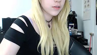Amateur Webcam Cute Teen Plays Solo with Big Dildo