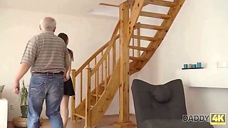 Daddy4k. anciano con canas logra seducir a una nice jovencita