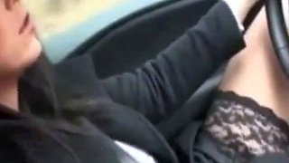Elle se fait jouir en conduisant
