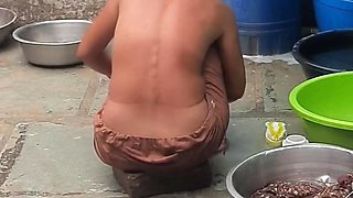 The Elder Stepsister-in-law Is Watching The Stepbrother-in-law In The Open Bathroom After Going Home Naked After Walking In The Open Forest