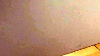 un voyeur filme un couple baiser dans les chiottes