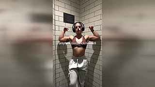 18yo TikTok Live Stretching Mishap: Full Pussy Reveal!