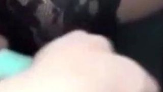 Elle se fait jouir en conduisant