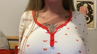 Watch this Scottish big ass goth fingering herself slow then deeper