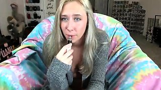 Sexy camgirl gets drilled by fuckmachine
