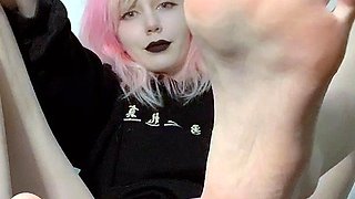 Amateur young teen solo masturbation on her livingroom