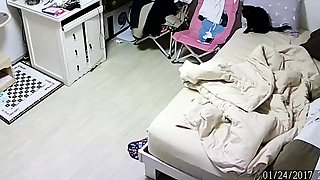 Cute amateur teen babe toying her tight ass in bed on cam