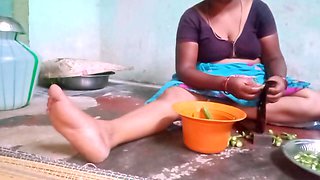 Aunty Boobs Show Vegitable Cutting Handjob Hasband