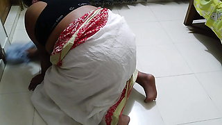 Tamil sari vale aunty ne ghar ke saphae karate samay malik ko choda, phir vah uttejit ho gae aur adhe raat ko malik ke sath sex