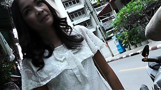 Thai street hooker picked up in a Tuk Tuk for sex on camera