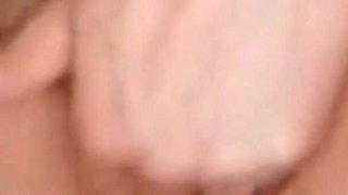 MILF Siendo Masturbada Y Abriendo Su Rico Chocho Con Juguete De 25cm En Primer Plano
