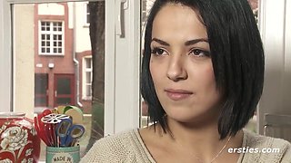 Hot Amateur Babe Fingers Herself In The Living Room