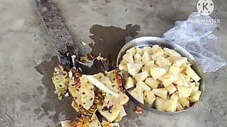 Desi Bhabhi Fal Katate Hue Bahut Mast Dikhti Hai