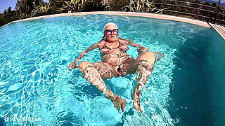 Pissing in a Micro Bikini